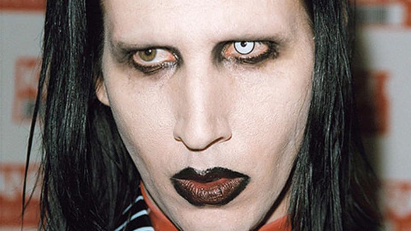 Bičování žen i házení proti zdi. Manson čelí obnovenému soudu za týrání, do toho vydal album