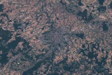 Hnědá Evropa. Deset let satelitních snímků ukazuje, jak suché je letos léto