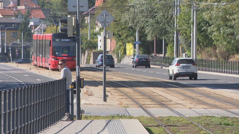 Útočník hrozil nožem studentům. Policie ukázala autentické video ze zásahu v Bratislavě