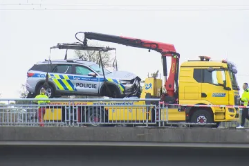 Na Hlávkově mostě havarovalo policejní auto, spadlo do Vltavy