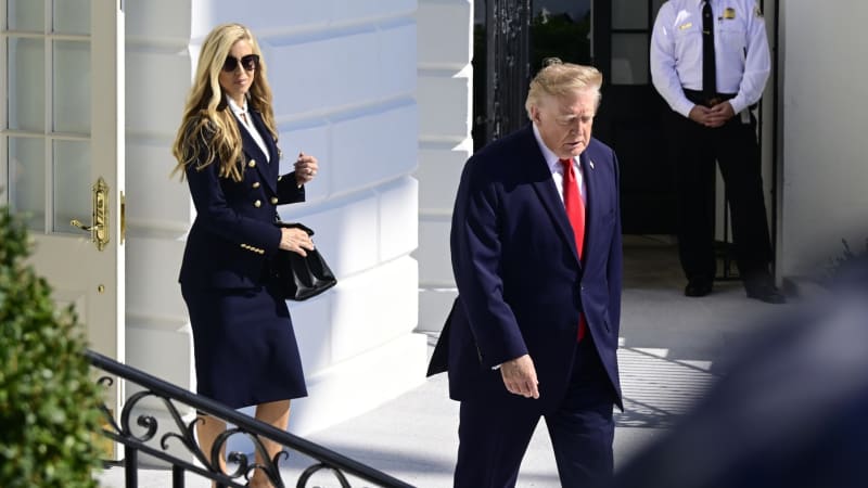 Trump nejspíš po týdnu vyhodí novou mluvčí. Vaz jí zlomila hned první tisková konference