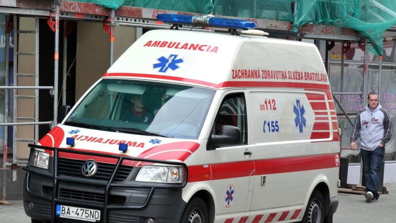 Útok na posádku sanitky v Lipovci: Vůz zablokovali bagrem, muž tahal násilím záchranáře ven