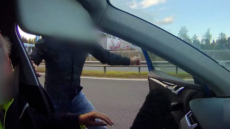 Drsný incident na české dálnici: Agresor surově zbil řidičku, útoku přihlížela její dcera